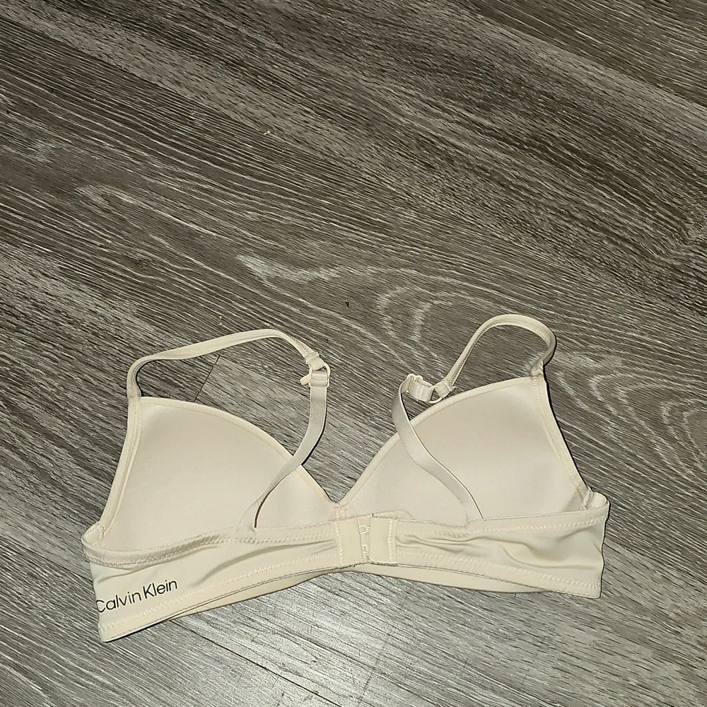 Calvin Klein Womens Nude/cream Colored Bra. Sz 32A. Great Condition!!
